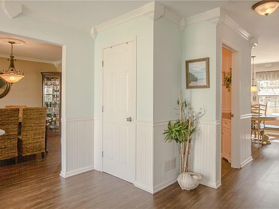 2nd image of 30 Karen Ct