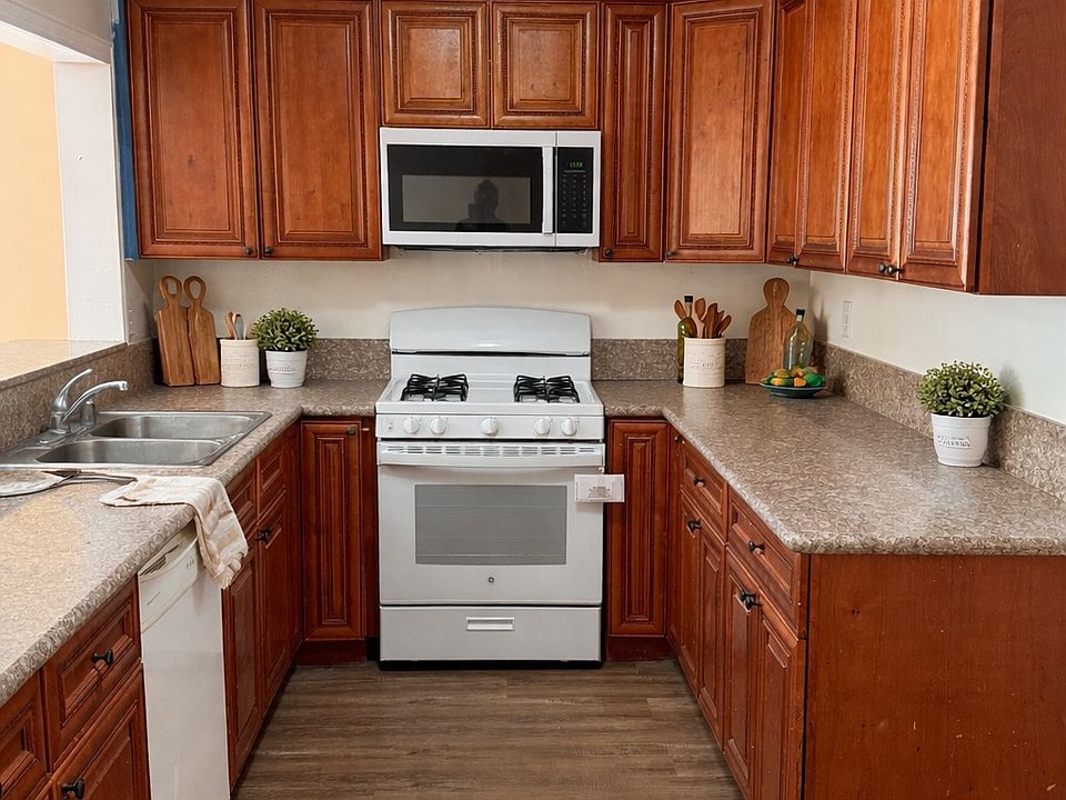 2nd image of 5116 Pearblossom Dr