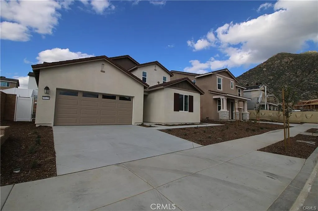 3 bed, 2.5 bath, 2800 sqft, $3,100 — Photo 1