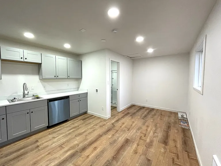 704 NE 53rd St #3 — Photo 41