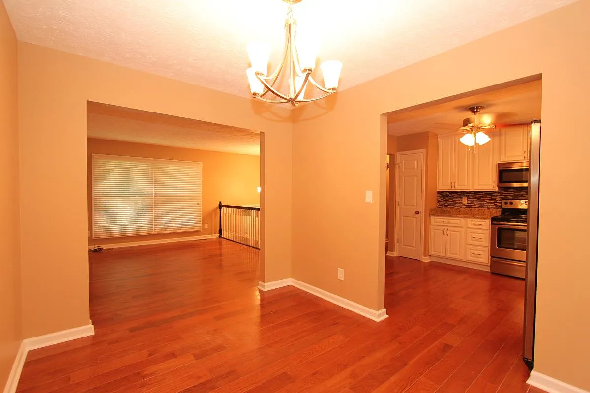 4 bed, 2.5 bath, 1812 sqft, $2,300 — Photo 4