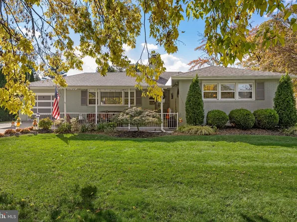 8 Linden Ave, Riverton, NJ 08077