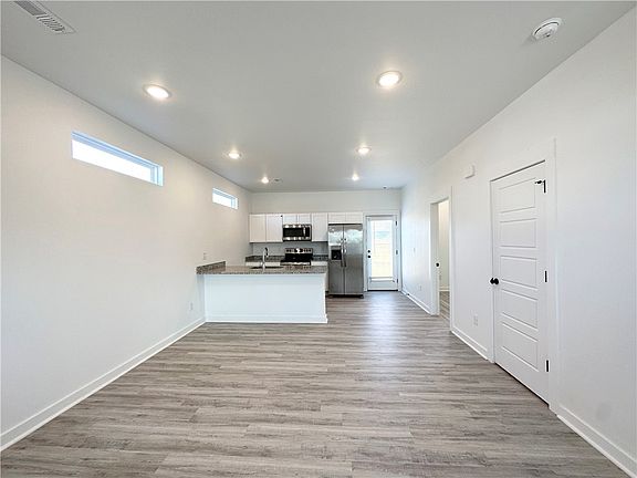 5th image of 1070 Boardwalk Ave