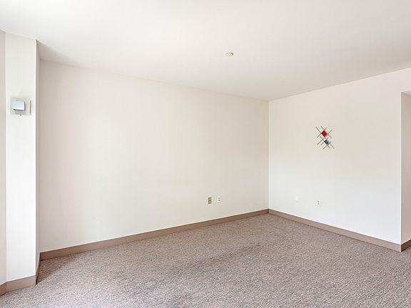 3rd image of 955 Tremont St APT 1
