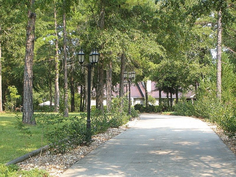 Lamppost drive to main house