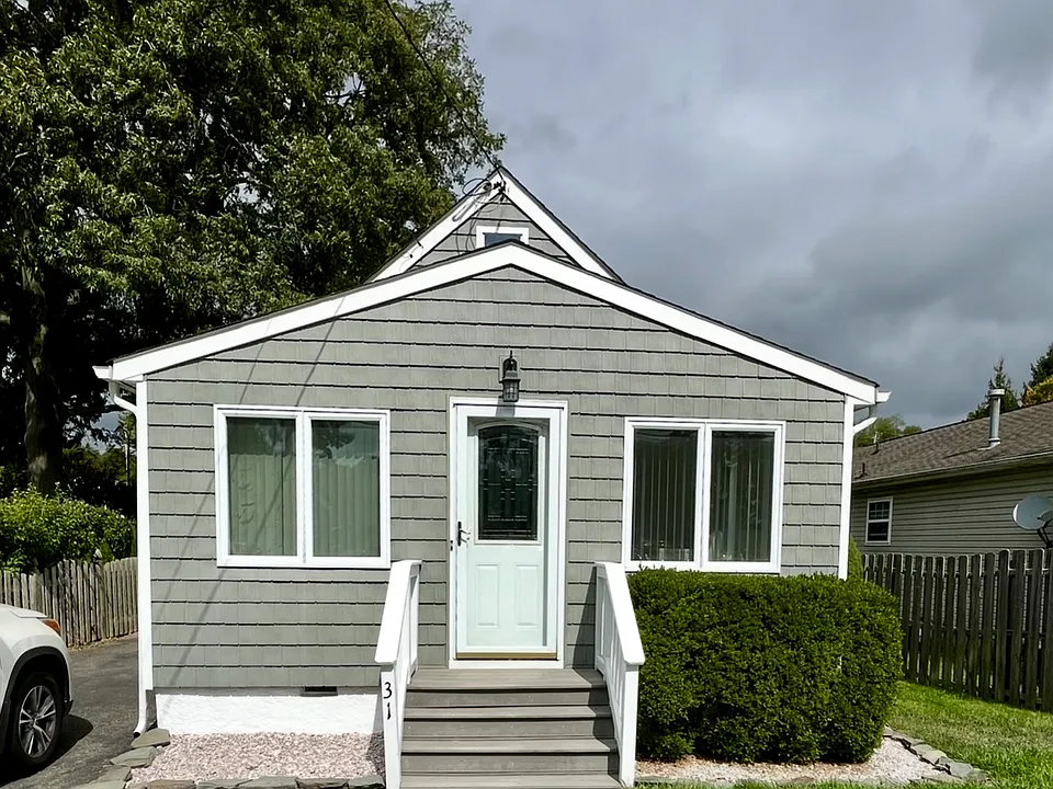 31 W Arverne Ave