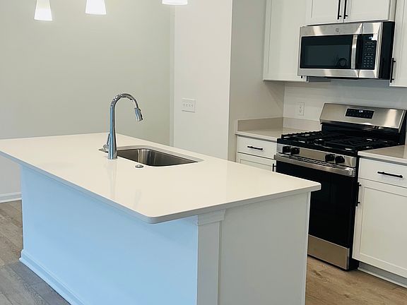 4th image of 5028 Pebble Ct