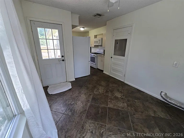 237 E 45th Pl — Photo 18