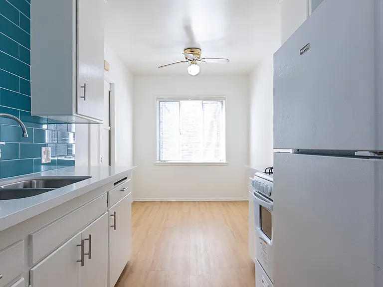 Gayley Manor Apartments — Photo 40