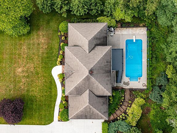 4th image of 104 Waterton Dr