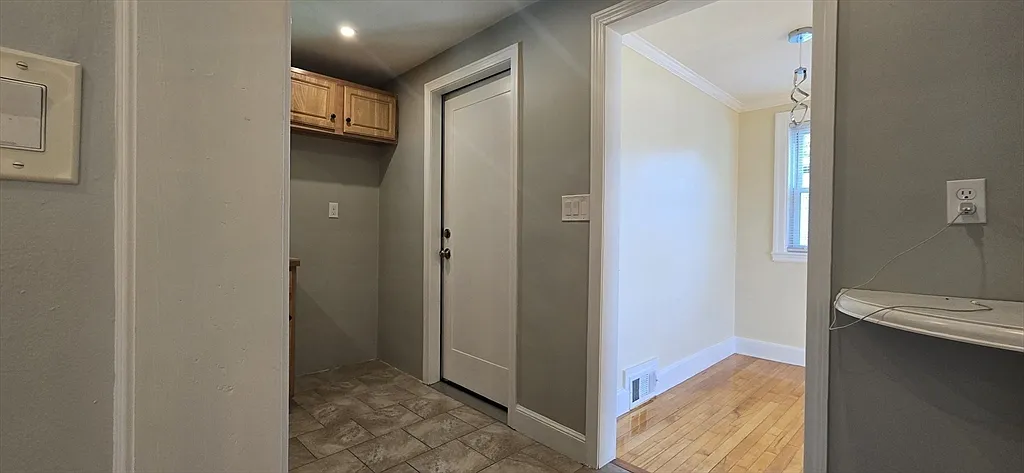 3 bed, 1.0 bath, 1000 sqft, $3,300 — Photo 3