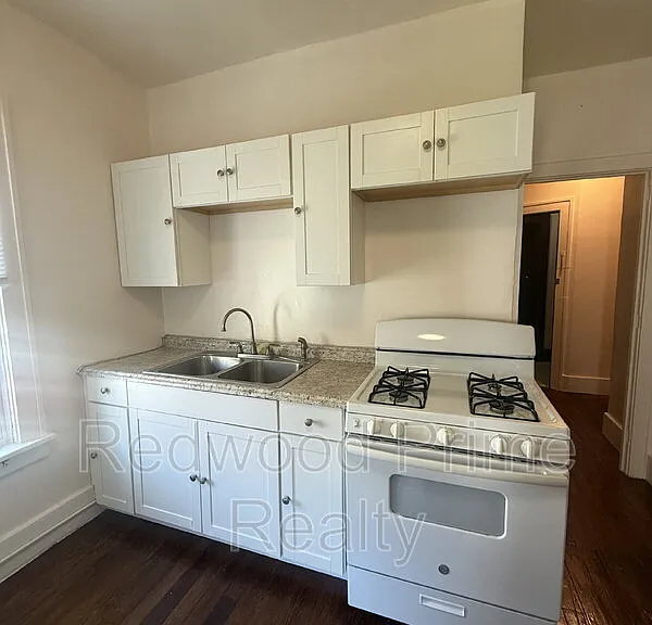 110 Lloyd St #5 — Photo 6