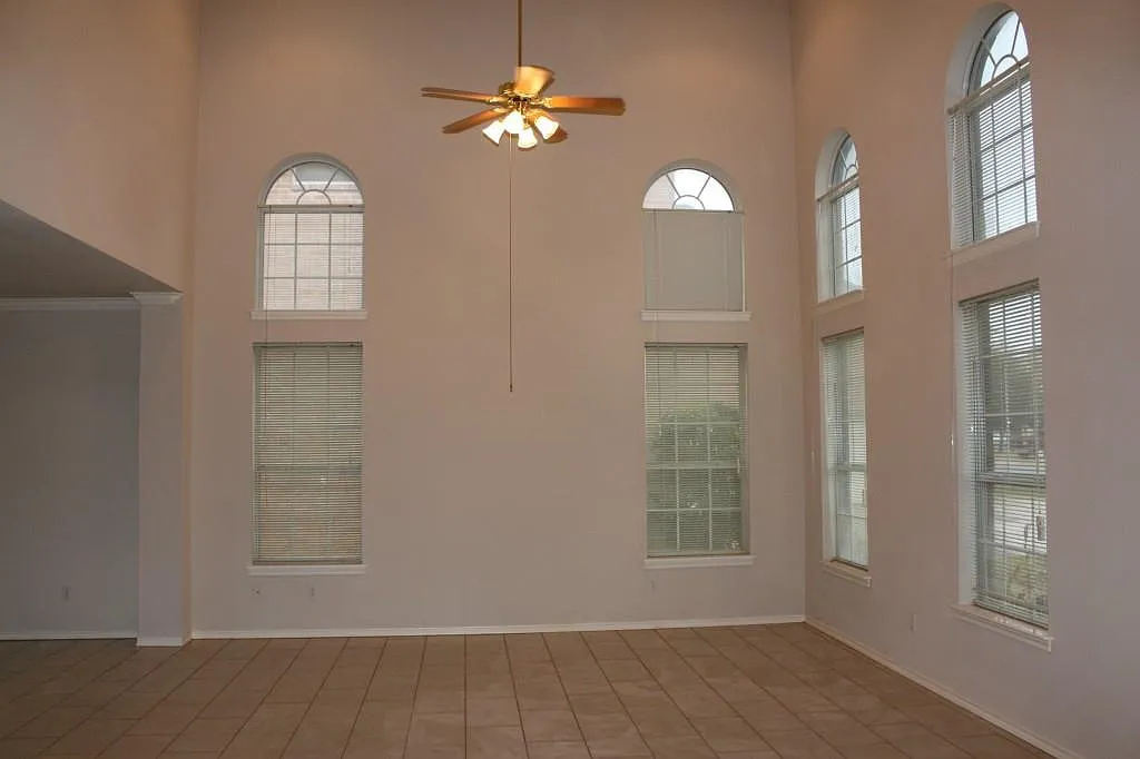 4 bed, 3.5 bath, 3987 sqft, $2,850 — Photo 2