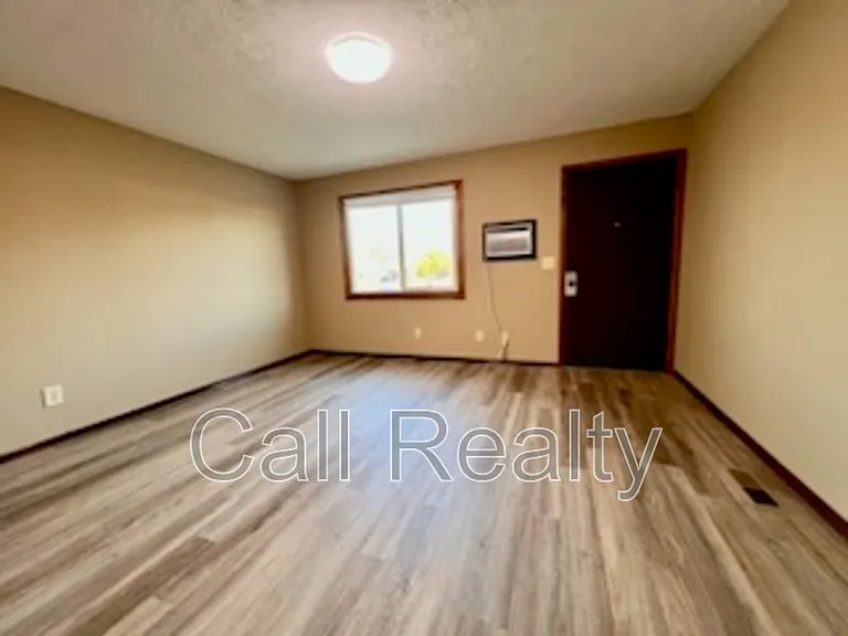 5225 N Crestline St — Photo 4