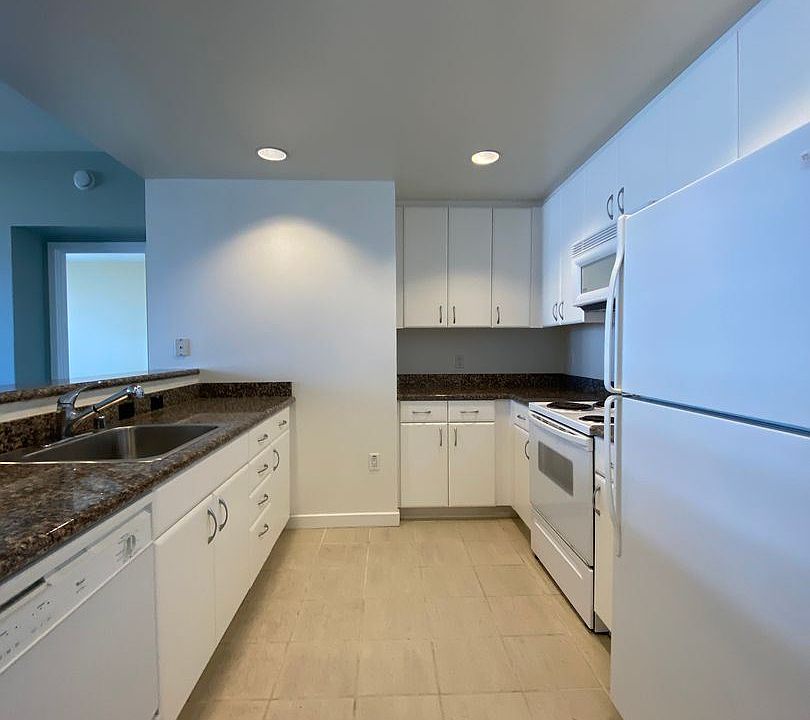 1st image of 250 King St Unit 680-68