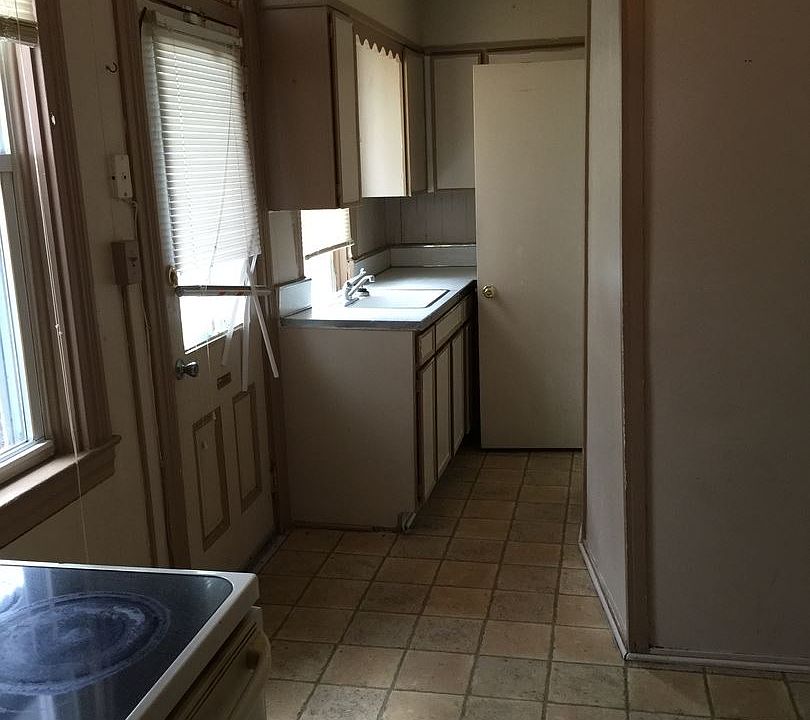 2nd image of 122 N Broad St