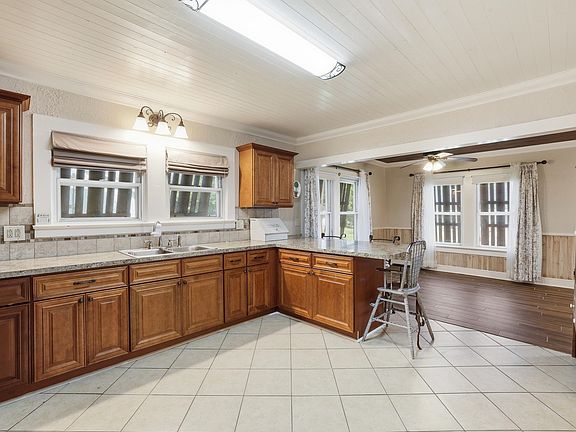 3rd image of 117 W 193rd St