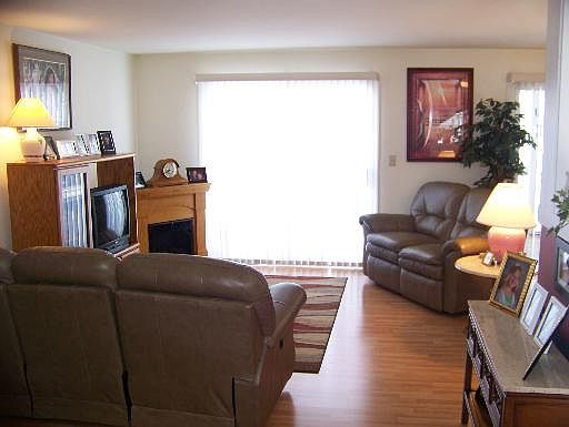 3rd image of 782 Regina Ct