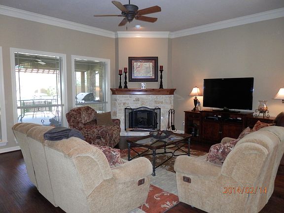 Large Living w Corner Firepl