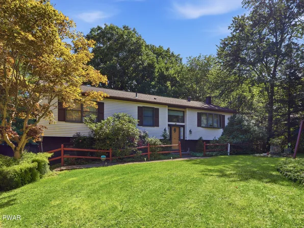 3 Devonshire Ln, Mount Pocono, PA 18344