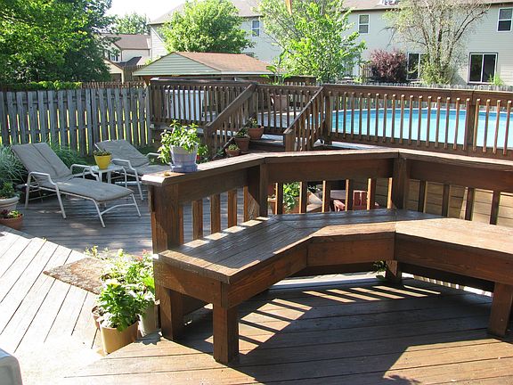 Multi-tiered deck, 27' above ground pool
