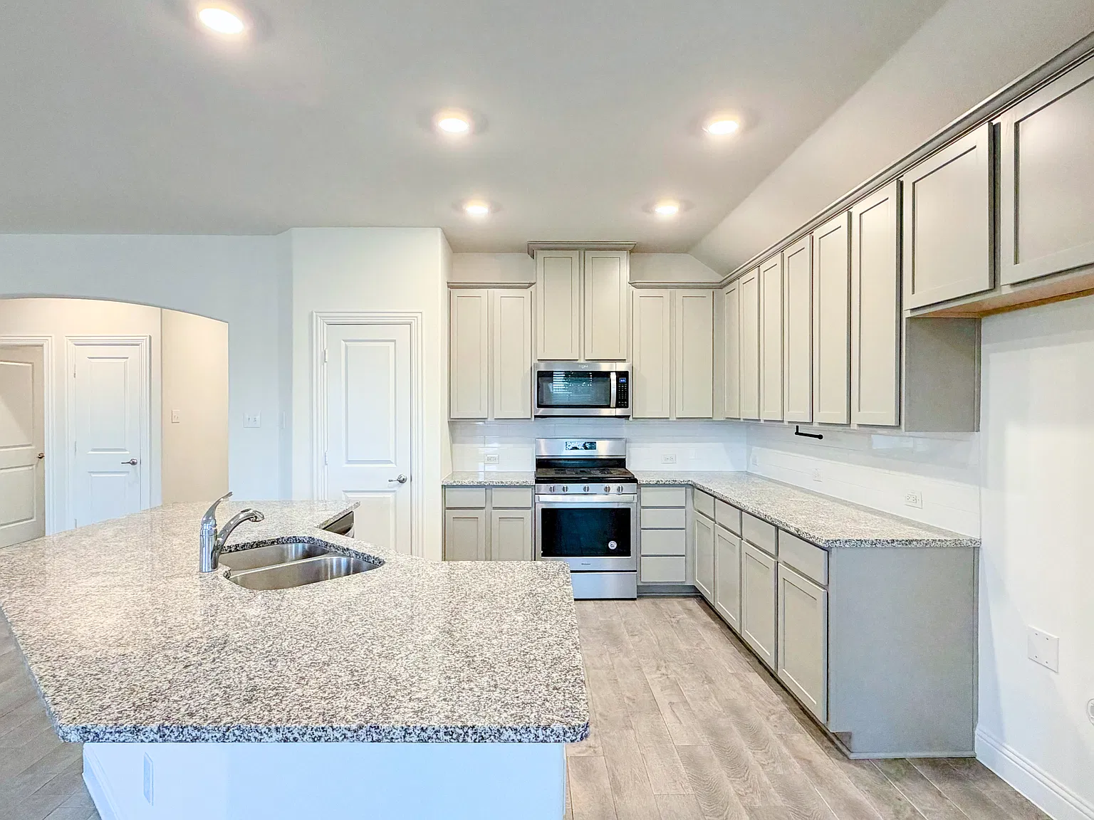 3 bed, 1686 sqft, $2,000 — Photo 3