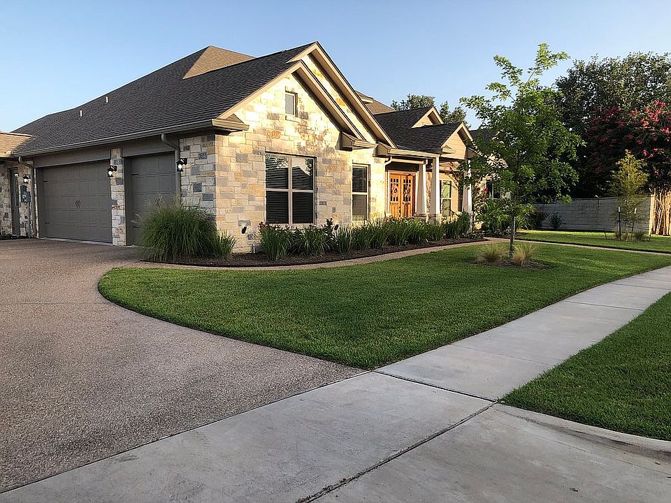 2nd image of 1001 Castle Bluff Cir