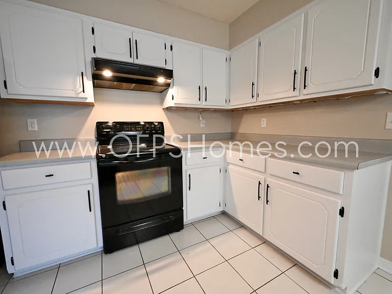 636 Emerald Ln — Photo 5