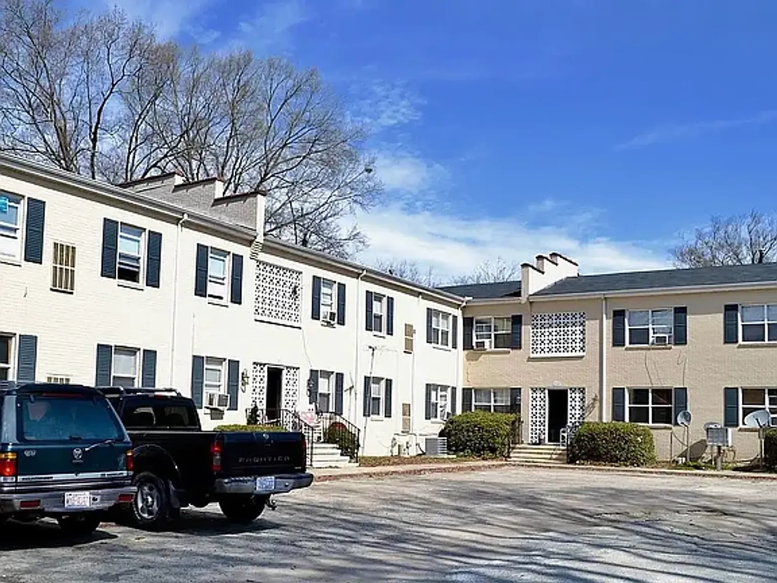 718 Sunset Ave Apartments — Photo 2