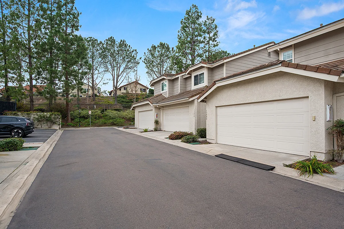 2 bed, 2.5 bath, 1386 sqft, $4,095 — Photo 2