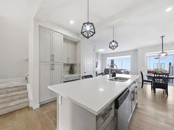 304 N Creekrun Cres SW, Airdrie, AB T4B 5J8
