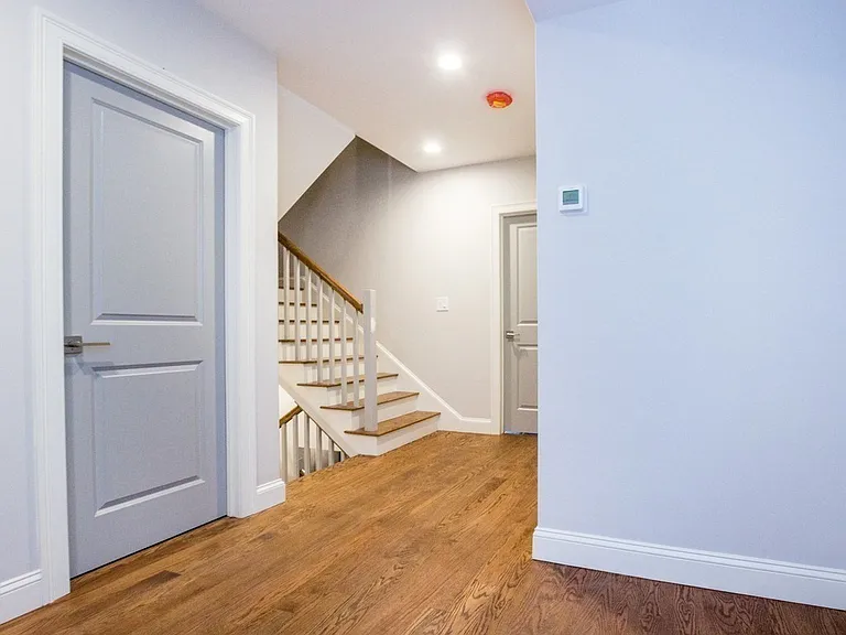 68 Rockwell Ave — Photo 9