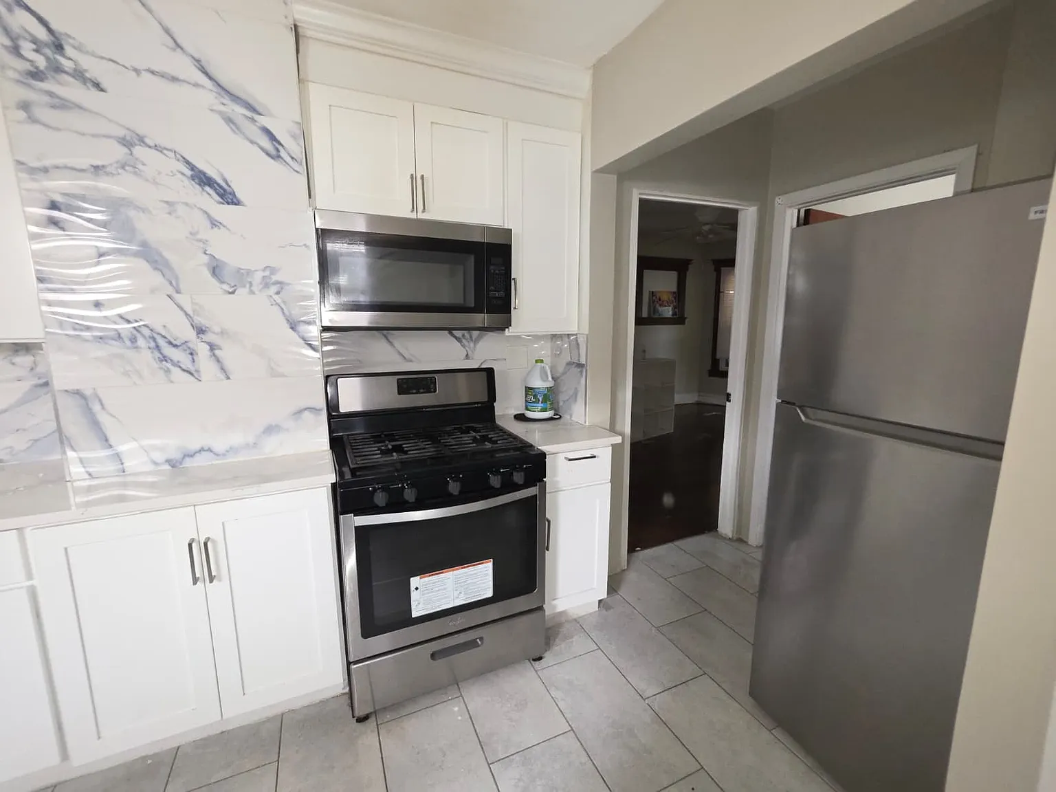 6 bed, 2250 sqft, $3,945 — Photo 2