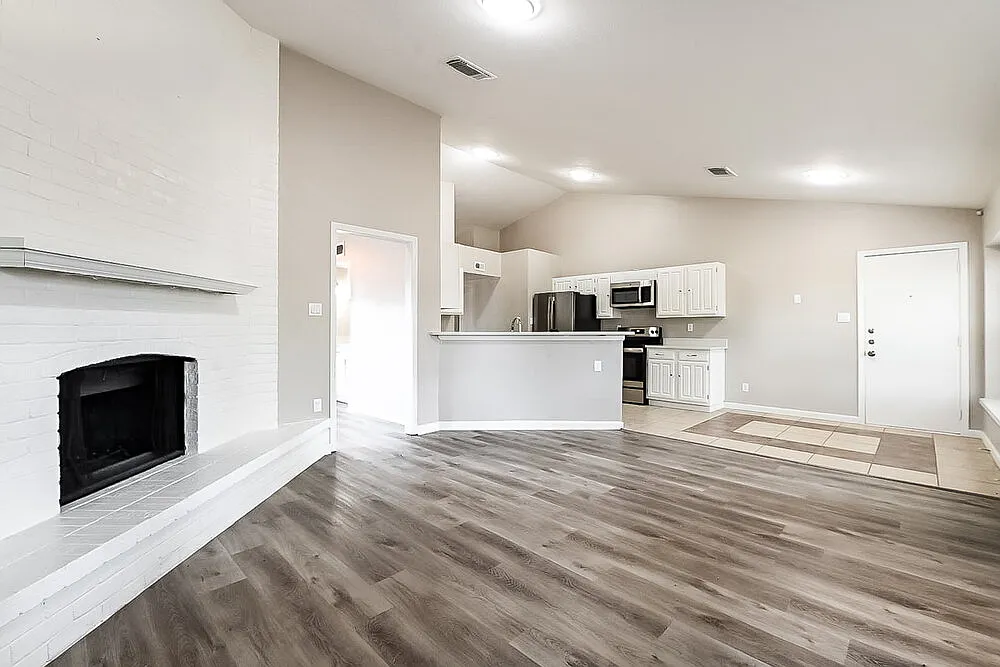 3 bed, 2.0 bath, 1774 sqft, $2,440 — Photo 3