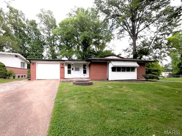 1590 Bay Meadows Dr, Florissant, MO 63033