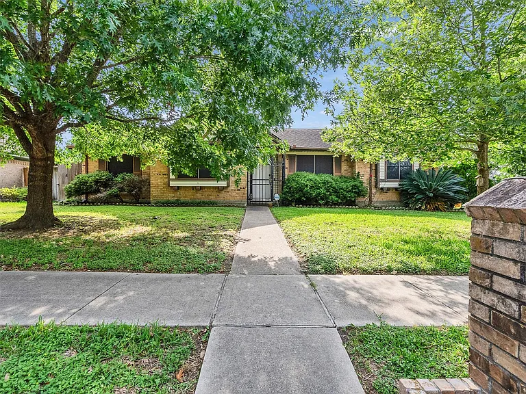 4002 Thistledown Dr — Photo 1