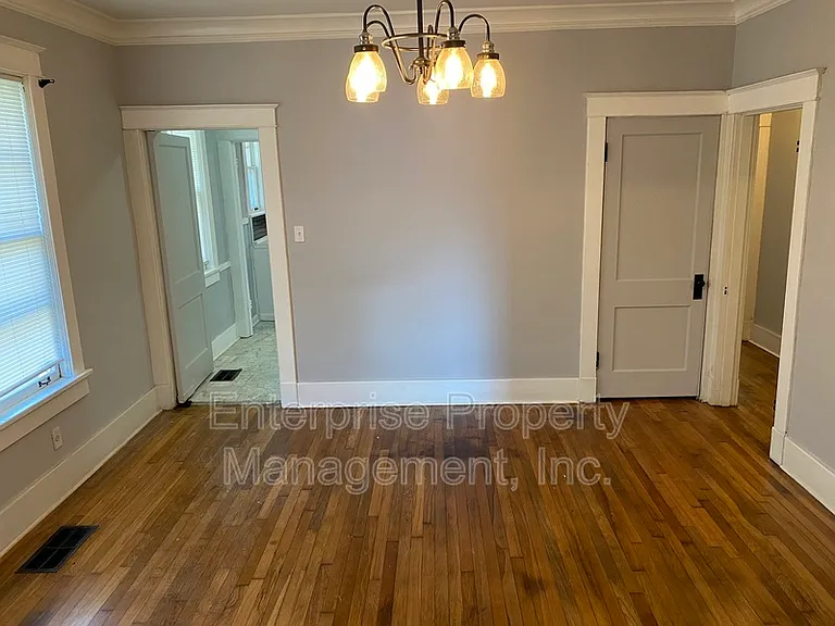 414 N Willett St — Photo 7