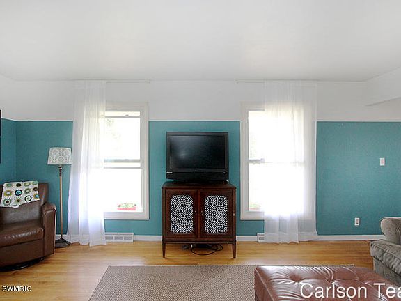 5th image of 930 Elmdale St NE