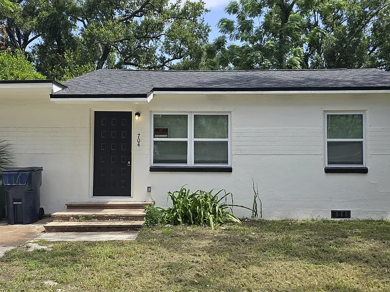 704 E Richmere St — Photo 1