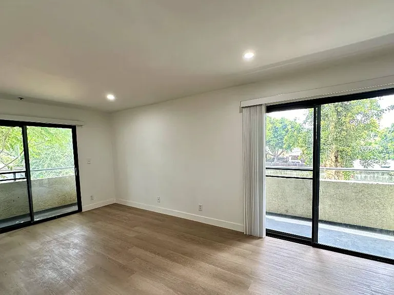 21826 Saticoy St — Photo 2