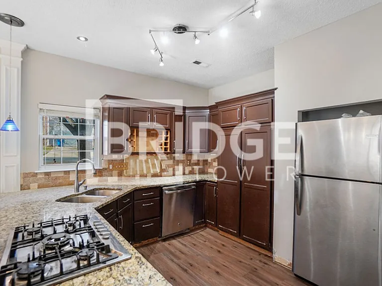 104 Hampshire Dr — Photo 9