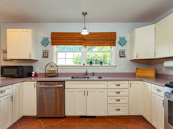 4th image of 79 Seelbach Ln
