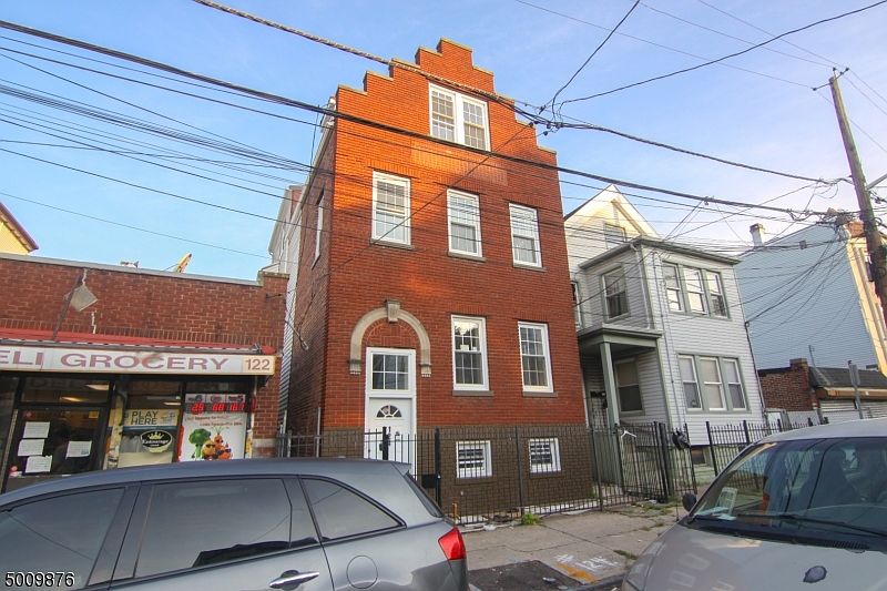 1st image of 124 Parker St