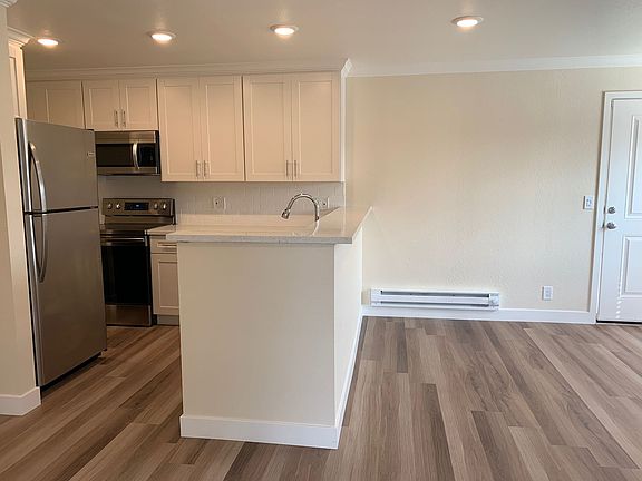 2nd image of 1981 Saint Lawrence Dr #6