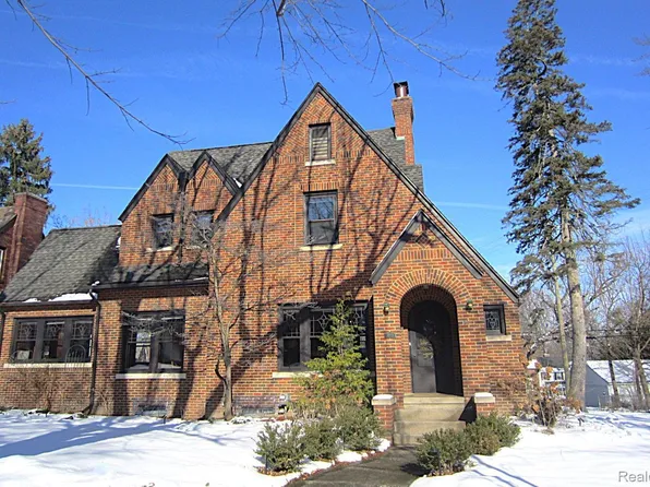 82 Illinois Ave, Pontiac, MI 48341