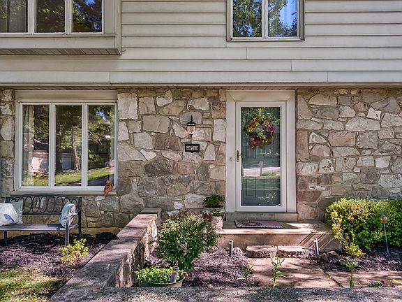 2nd image of 5 Sweetwood Ct