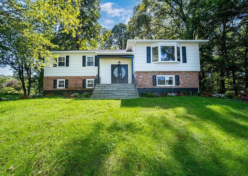 1st image of 3 Oakmont Drive
