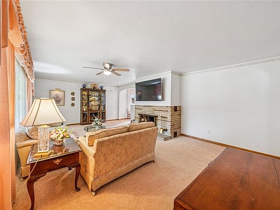 4th image of 621 Kimlyn Ave