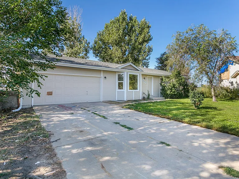 4820 Kings Canyon Dr