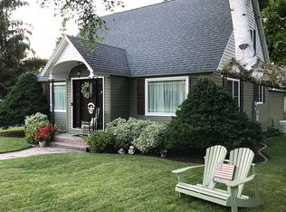 104 Woolsey St, Sackets Harbor, NY 13685